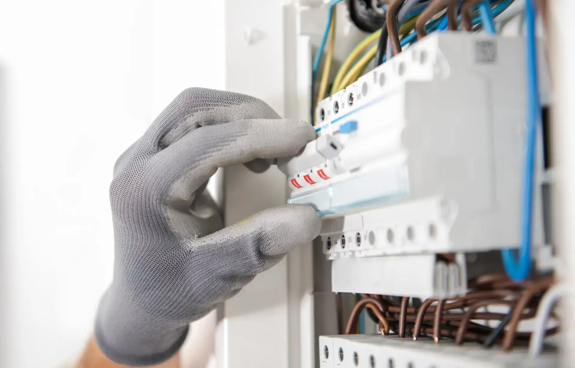 Elektriker arbejder med elektriske installationer og fejlfindingsarbejde.