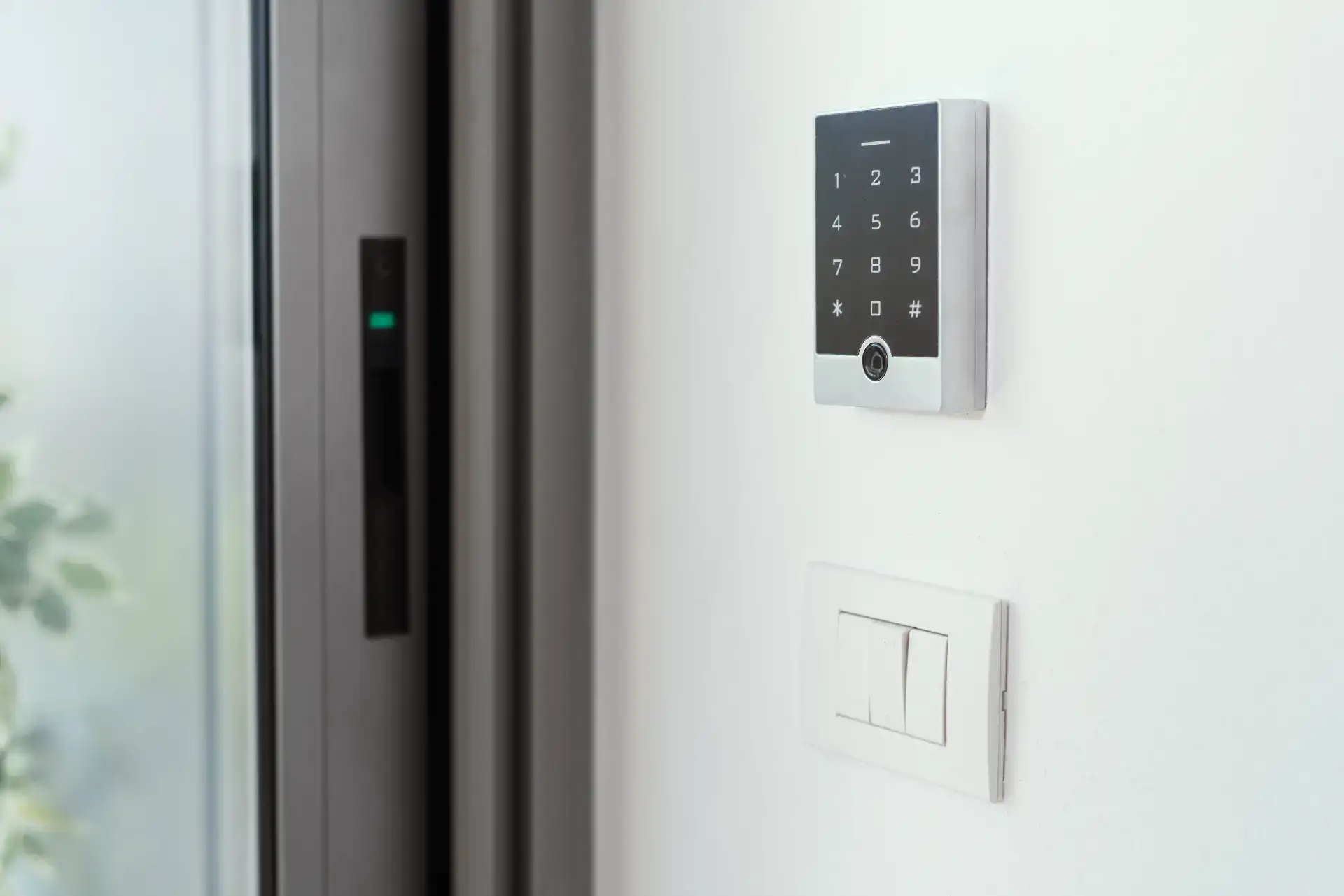 Elektronisk adgangskodepanel til sikring af dør.