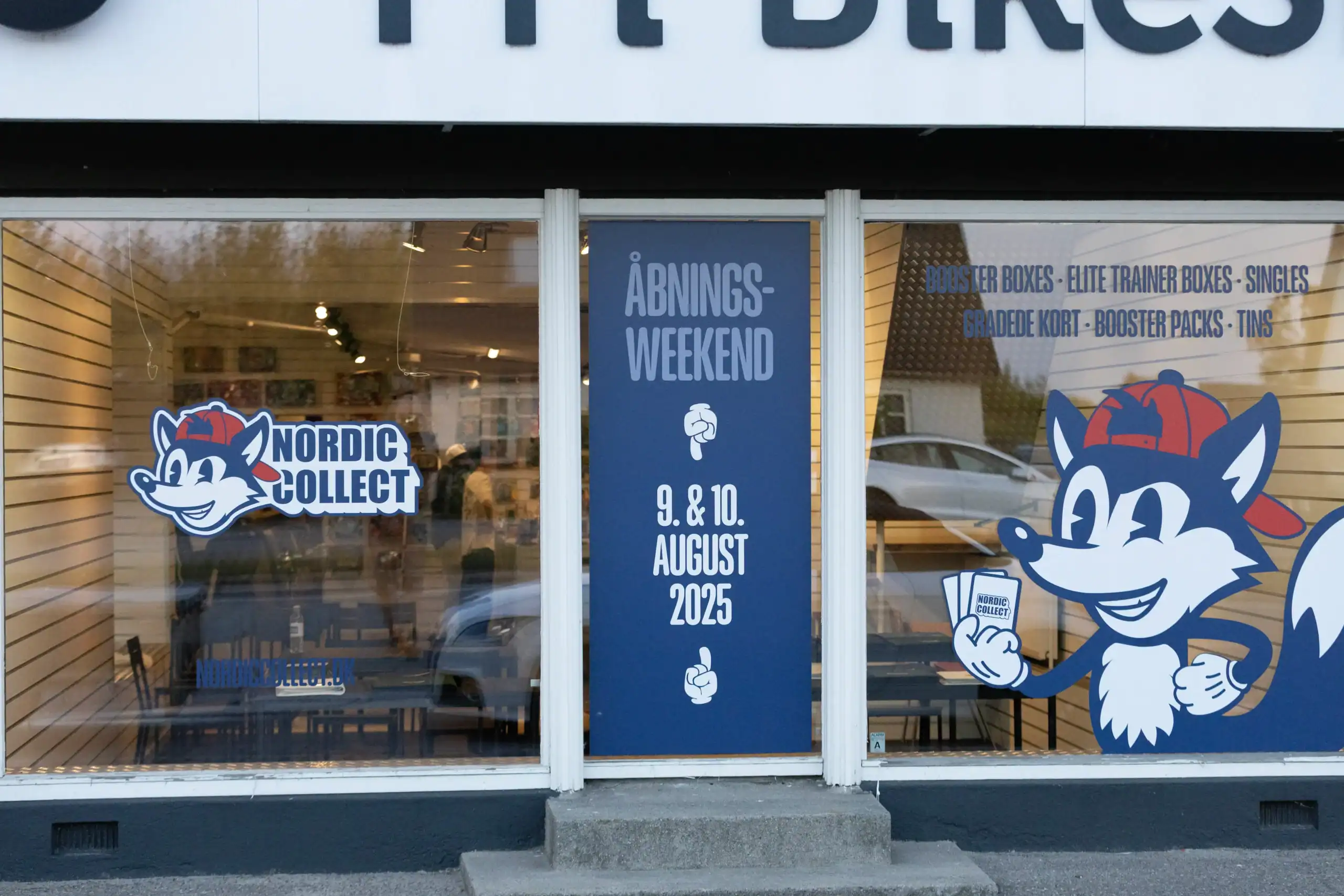 Butiksvindue med Nordic Collect logo og åbningsevent info.
