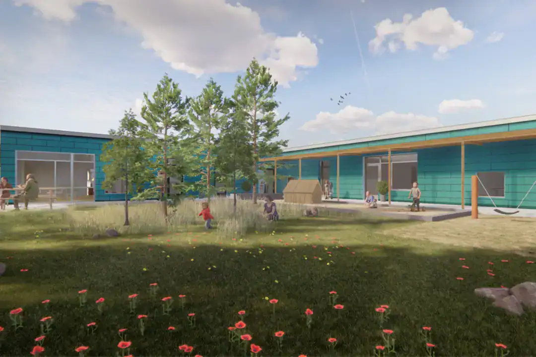 Børne- og ungdomscenter med legeplads og grønne områder under opførelse.