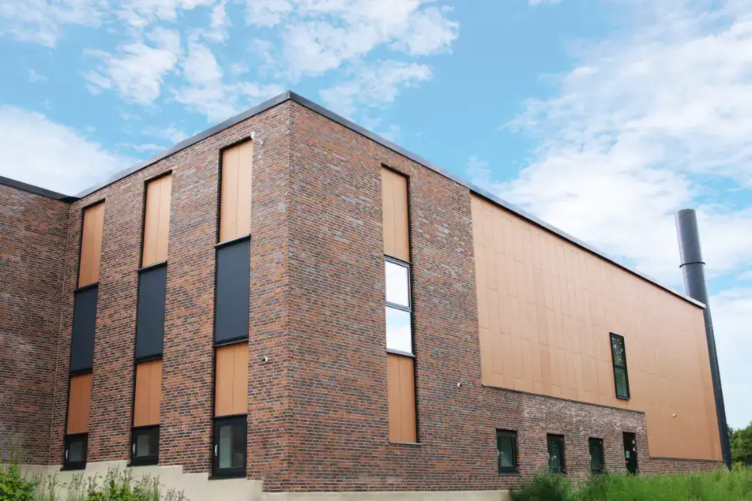 El-Team Sjælland ApS - Moderne byggeri med træfacade.