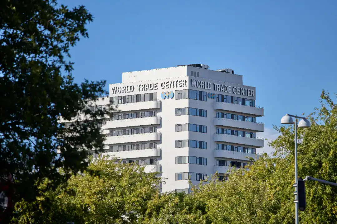 Moderne World Trade Center bygning i København med tydelige logoer.