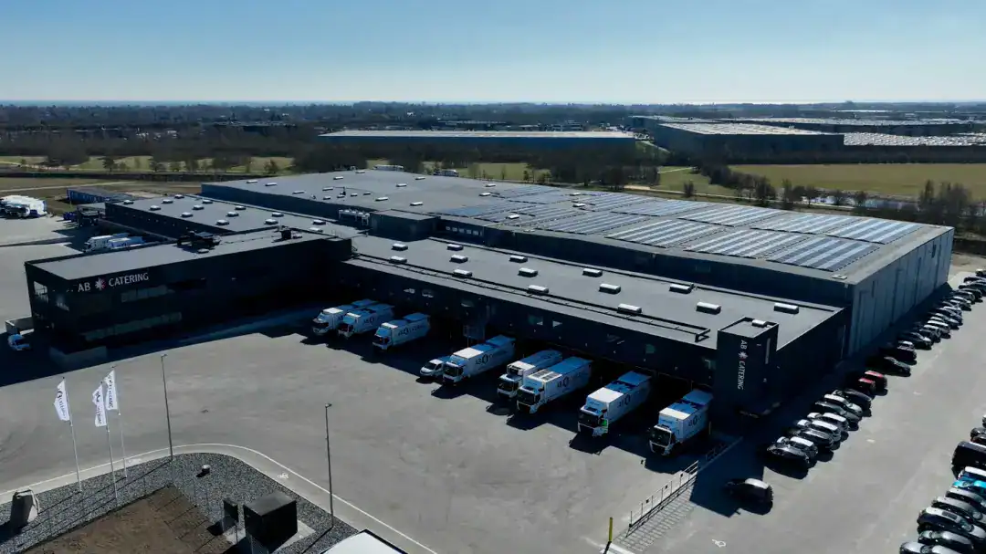 El-Team Sjælland lagerbygning med parkeringsplads og biler.