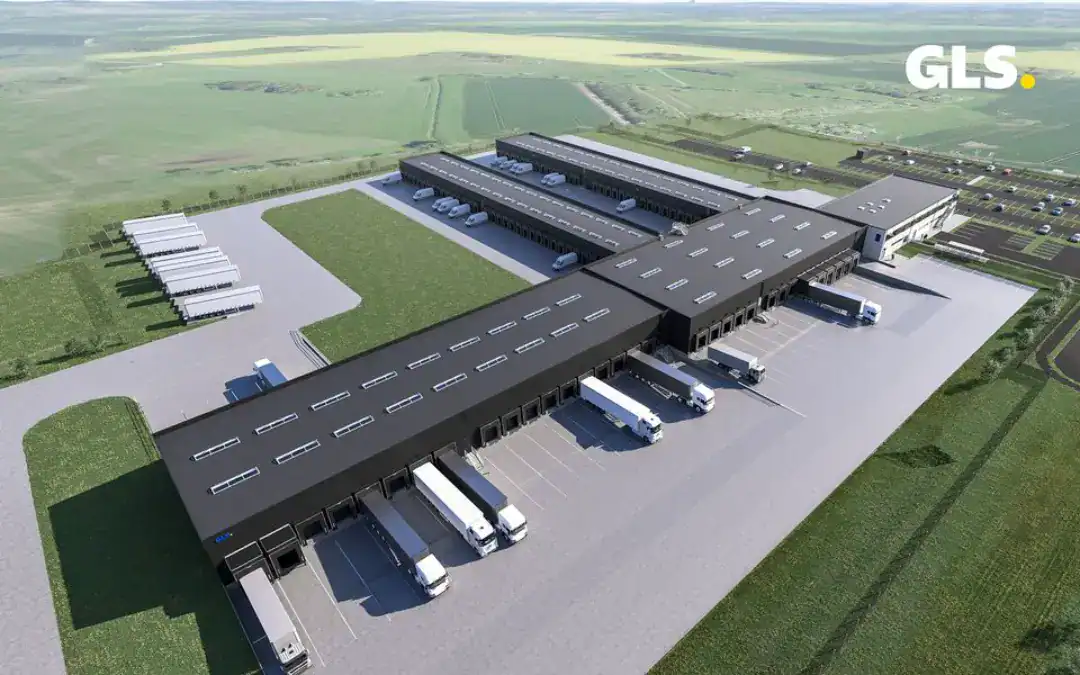 Nybygget logistikcenter i Sjælland med lastbiler og lagerfaciliteter.