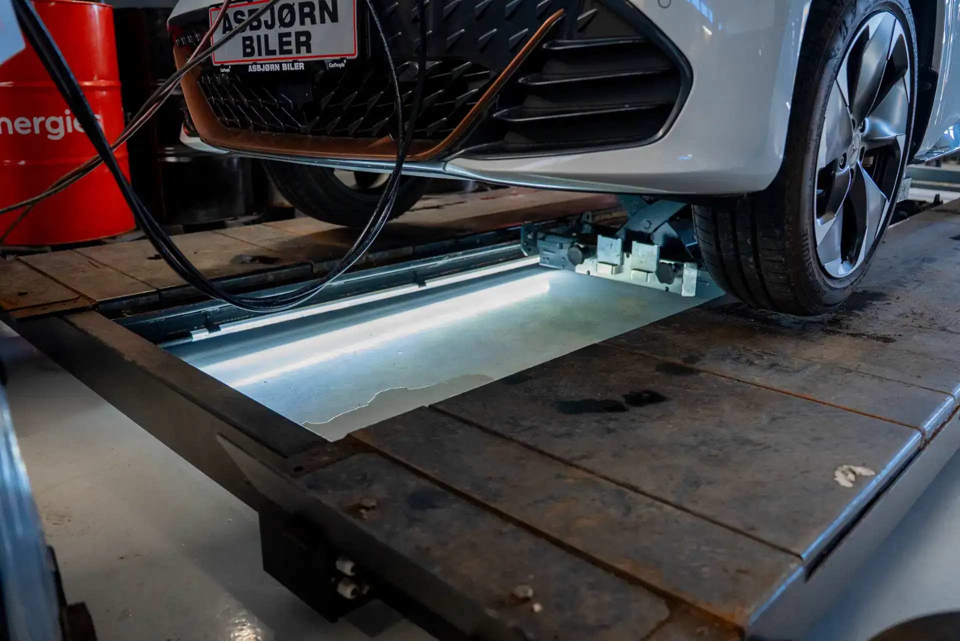 Elbil opladning under test på værkstedet.