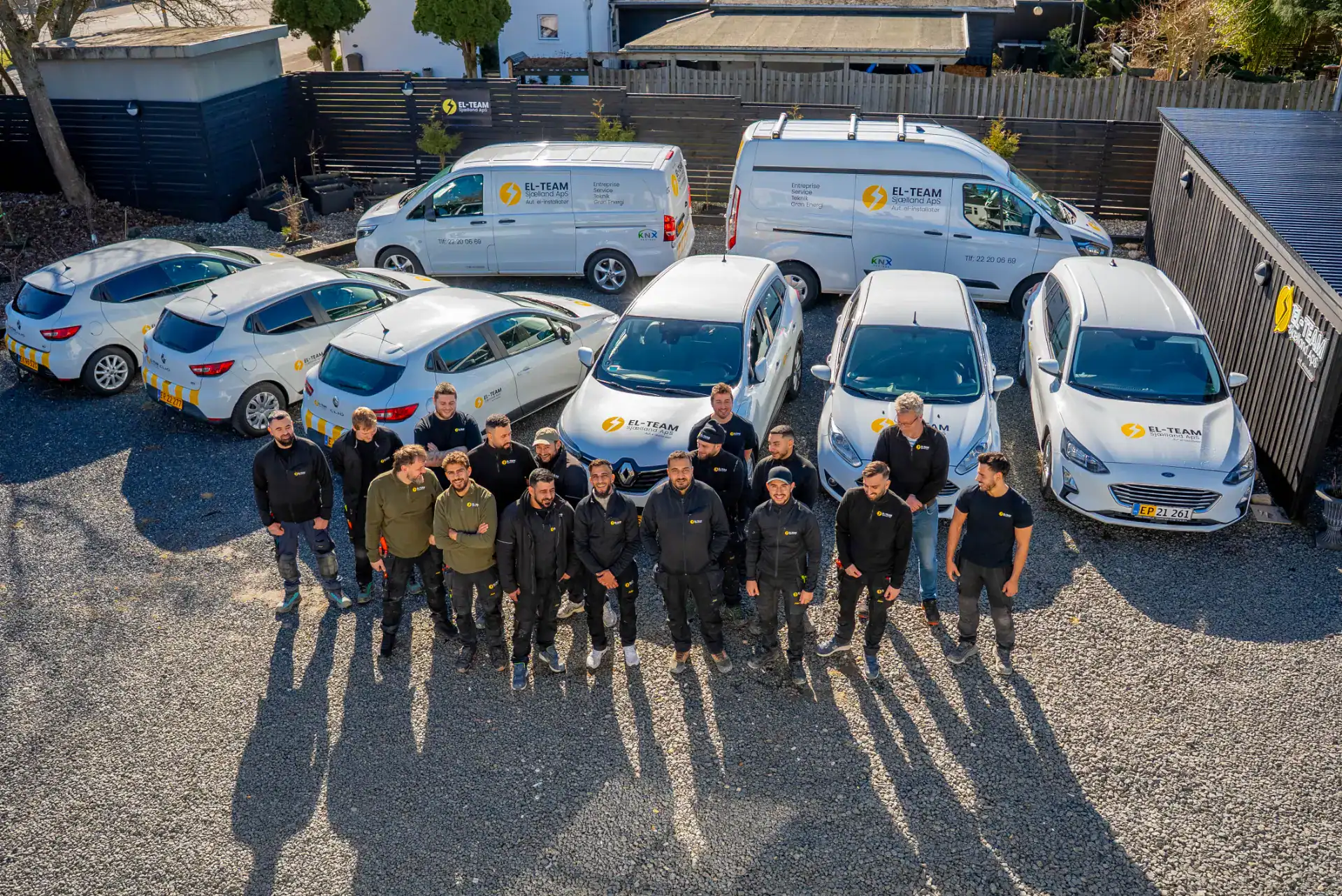 Billedet viser El-Team Sjælland ApS med medarbejdere og firmabiler.