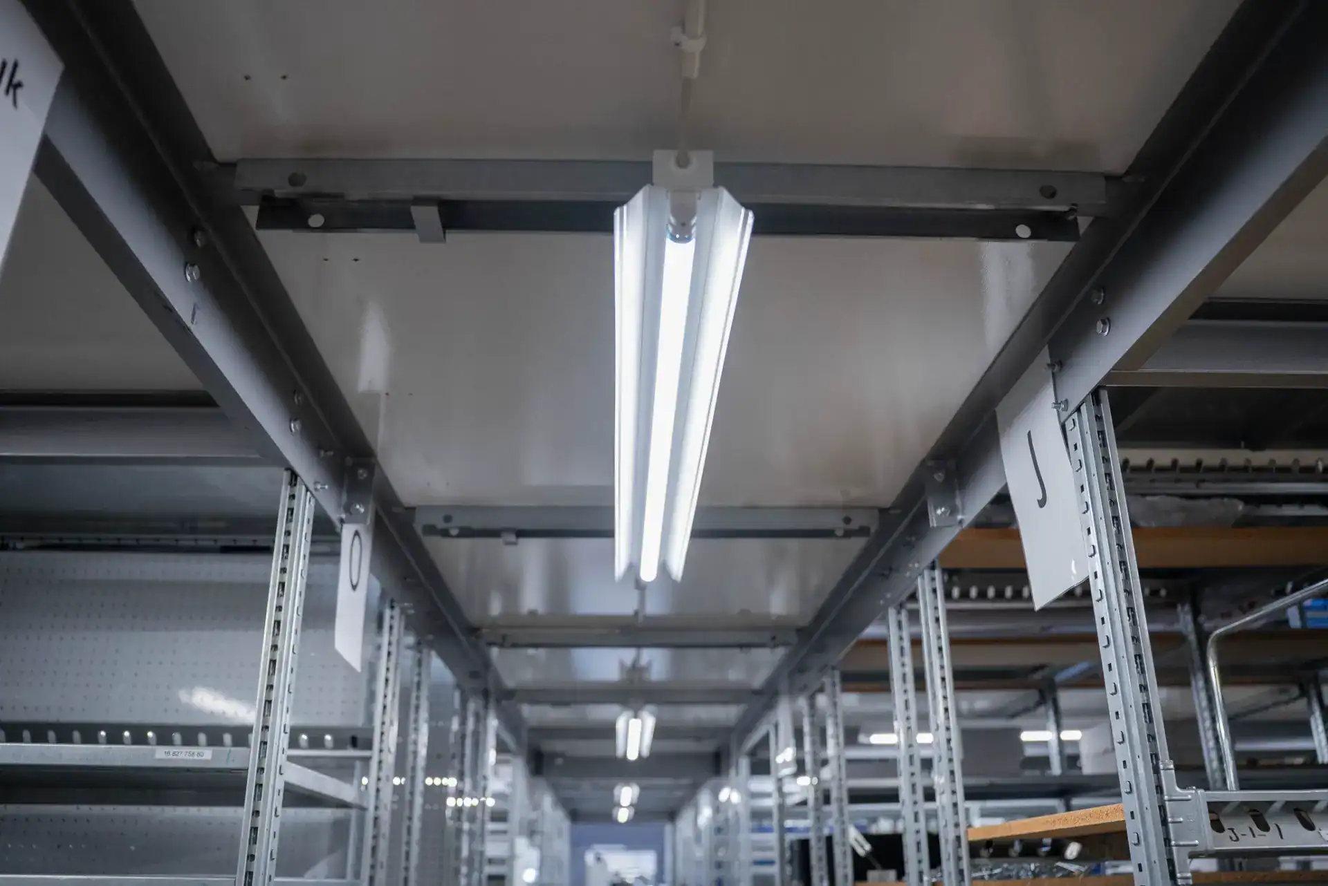 Industriel lagerbelysning med LED-lys i et lagerlokale.