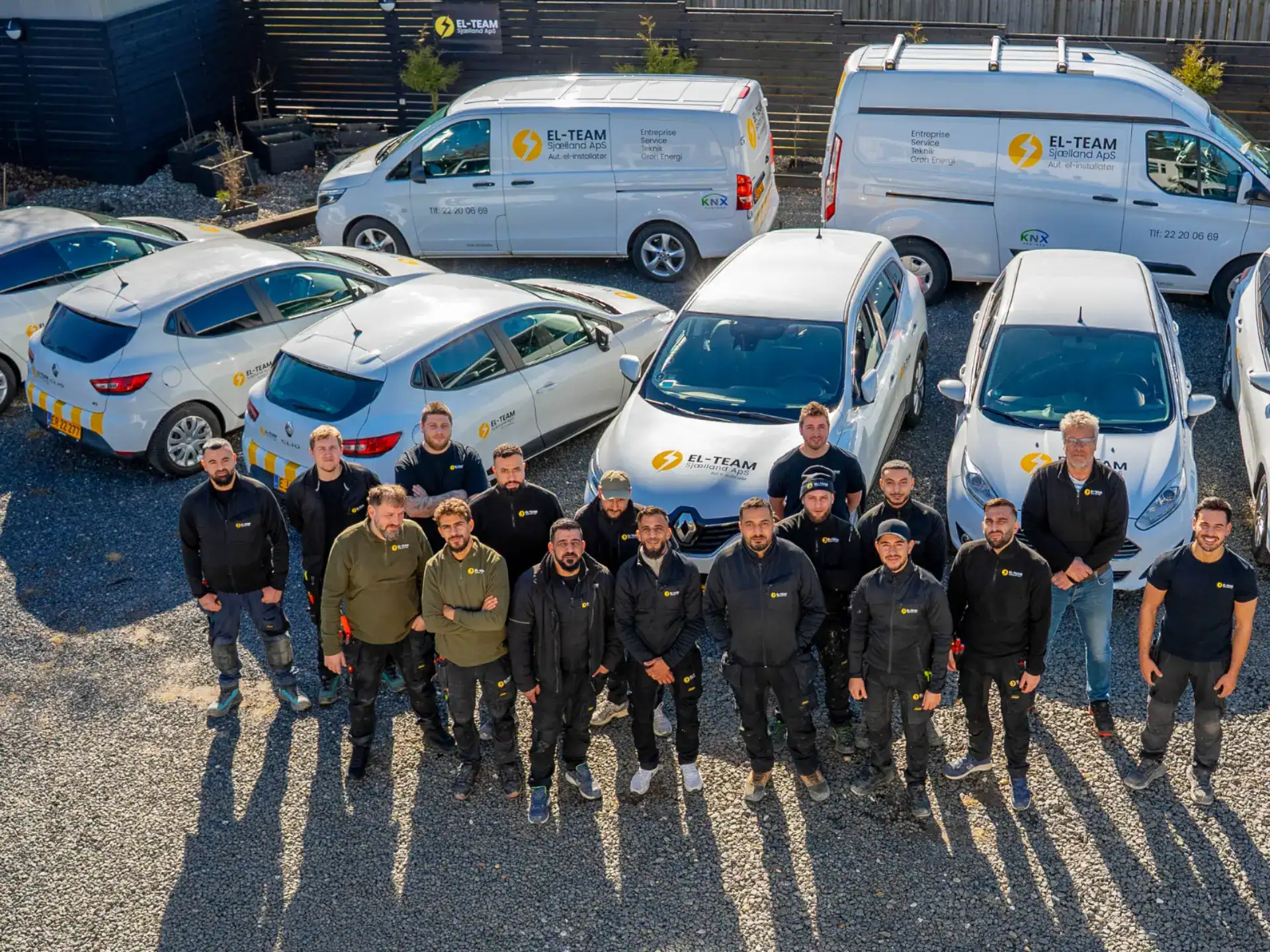El-Team Sjælland team foran firmabiler, klar til service.