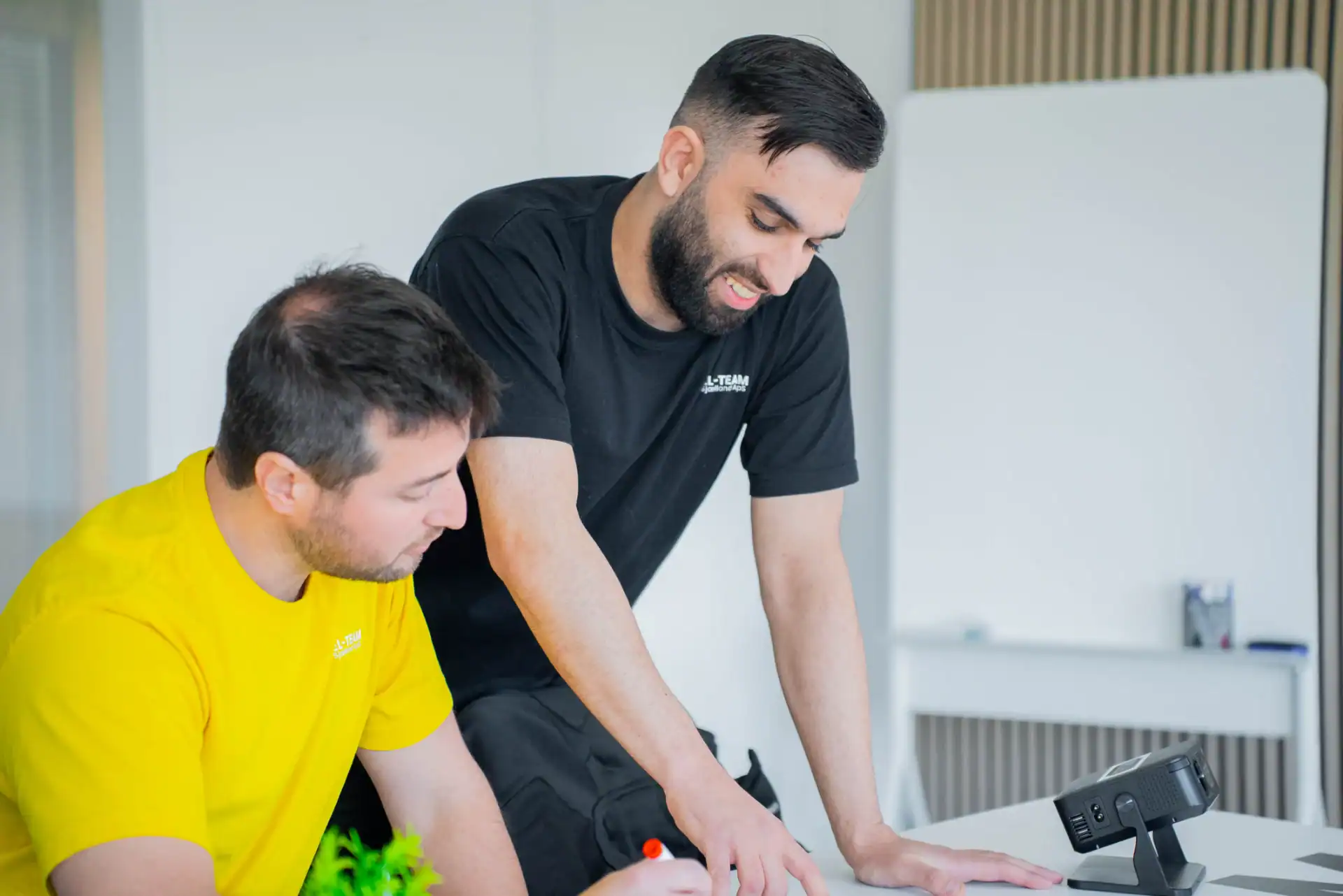 Supportteam hjælper kunder med tekniske problemer og løsninger.