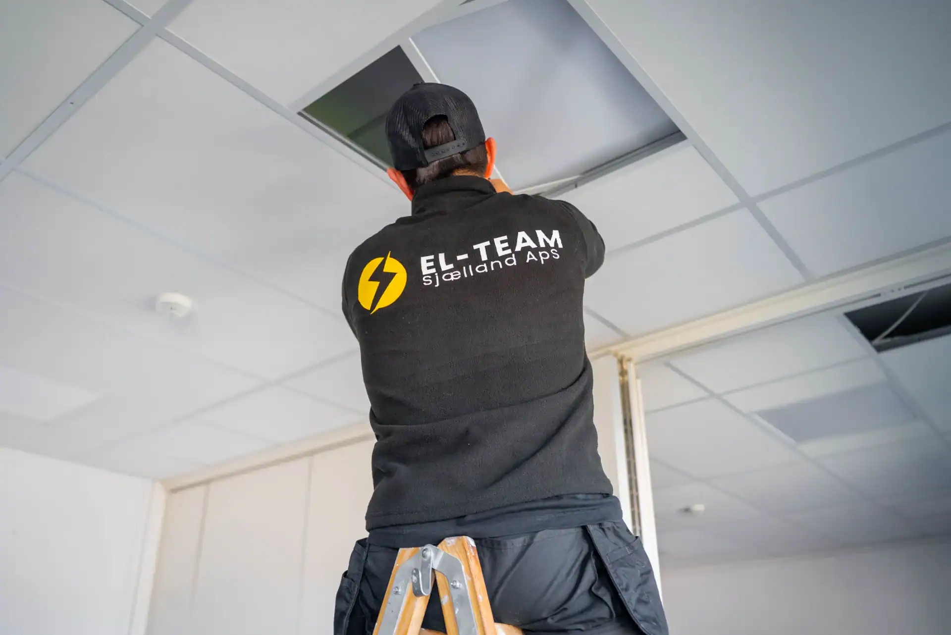 Elektriker installerer loft i kontorlokale hos El-Team Sjælland.