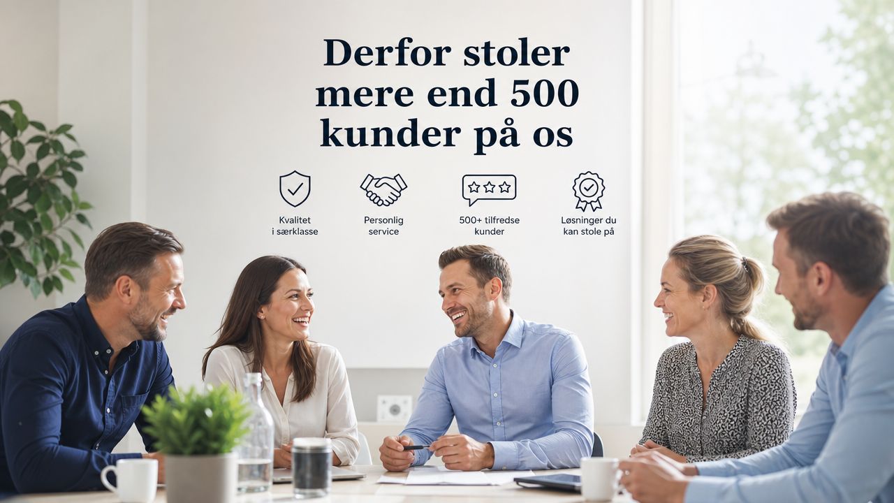 Et professionelt team af kolleger, der smiler og holder møde i et lyst og moderne kontormiljø.